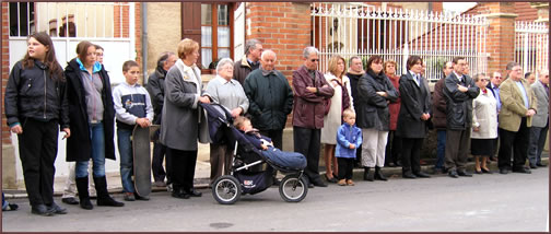 Devant le monument aux Morts