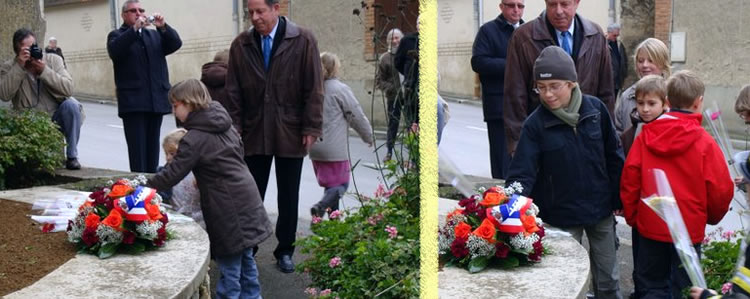 Les enfants déposent une fleur