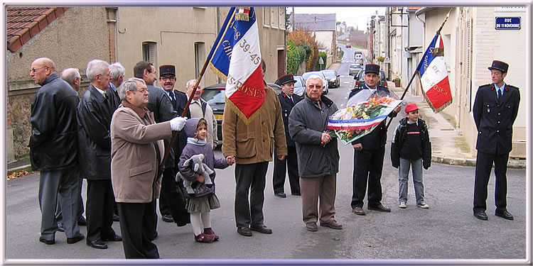 Devant le monument aux Morts