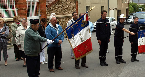 Devant le Monument aux morts