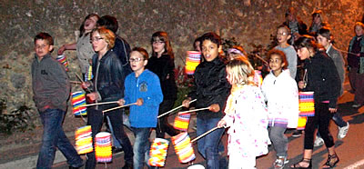 Les enfants derriere la camionnette 