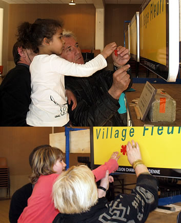 Les enfants ont "collé" la 1ere fleur 