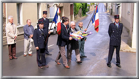 Deavant le monument aux Morts