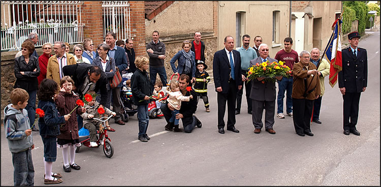 Devant le Monument aux Morts 