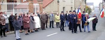 Devant le Monument aux Morts