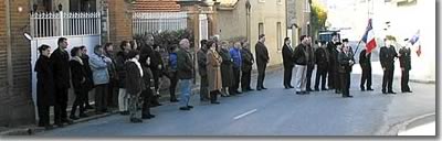 Recueillement devant le monument aux morts