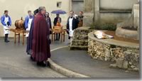 Dépot d'une gerbe au monument aux morts.