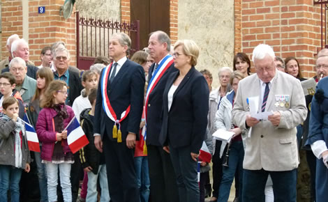 Devant le monument aux Morts