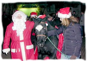 Le Père Noël, accompagné de son fidèle poney et de Marine