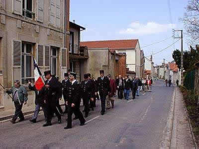 Le cortège se dirige vers la salle des fêtes pour le verre de l'amitié