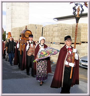 Défilé rue des vignes, sortie du cellier de M. Naudet 