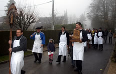 Cortege dans les rues du village