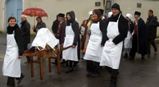 Cortege dans les rues du village