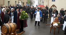 Cortege dans les rues du village